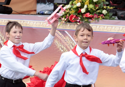 Салют пионерам!